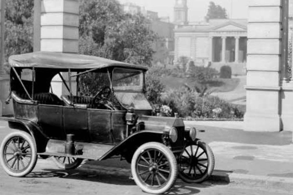 Dirigindo um Model T de 1914 para lembrar como usar um carro