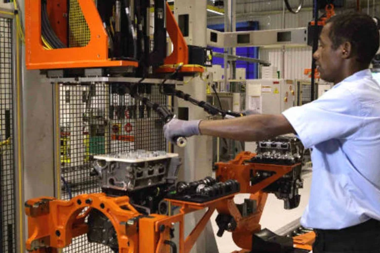 
	Montagem de motores na f&aacute;brica da Ford em Cama&ccedil;ari, Bahia: PDV ser&aacute; aberto entre 4 e 15 de janeiro e a montadora n&atilde;o informou a meta de cortes pretendida com o programa
 (Divulgação/Ford)