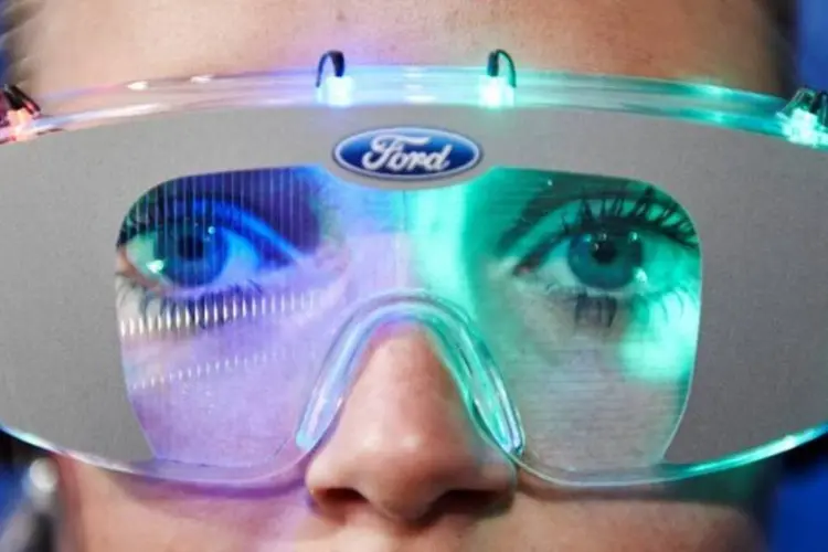 Óculos do traje: eles simulam a visão borrada sentida pelos usuários de drogas (Divulgação/Ford)