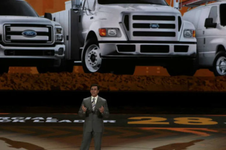 Diretor da Ford, Mark Fields, apresenta linha de caminhões da empresa no Salão do Automóvel de Detroit (REUTERS / Rebecca Cook)