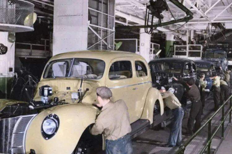 Reprodução de linha de montagem da Ford: antes eram necessárias 12 horas para a montagem de um Ford T, com seus mais de 3 mil componentes (Reprodução)