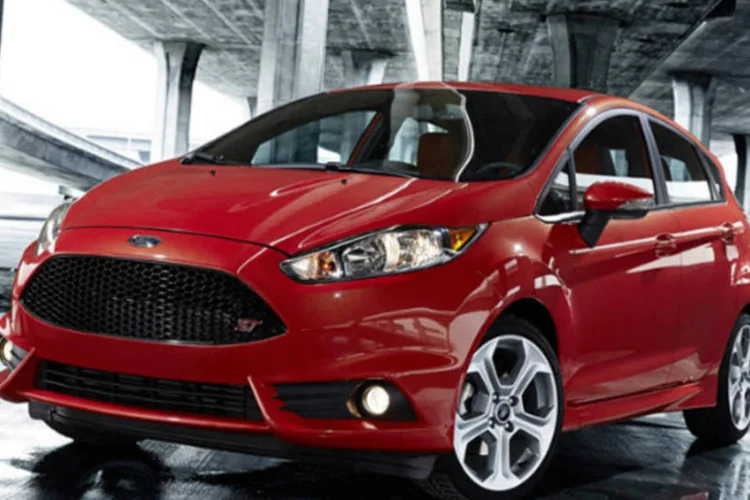 
	Carros: em geral, h&aacute; a vers&atilde;o b&aacute;sica, a intermedi&aacute;ria e a completa, numa estrat&eacute;gia que vem ganhando for&ccedil;a no Brasil nos &uacute;ltimos tr&ecirc;s anos, a fim de facilitar a produ&ccedil;&atilde;o
 (Divulgação/Ford)