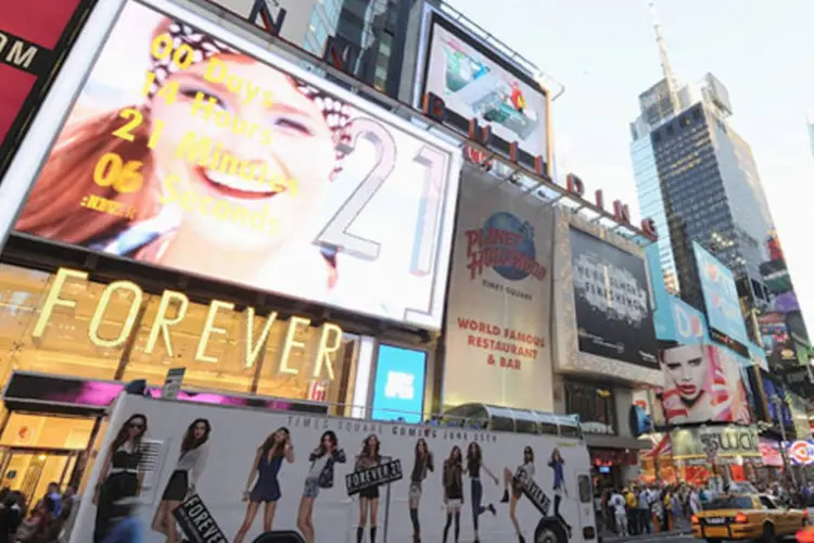 Forever 21 na Times Square: no telão exposto na fachada do prédio, as imagens são dos próprios clientes (Dimitrios Kambouris /Getty Images/Getty Images)