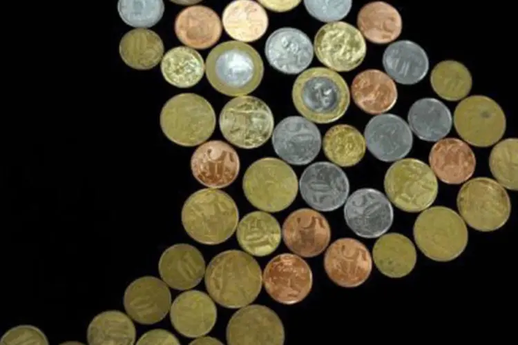 Forma do Brasil feita com moedas de real (©AFP / vanderlei almeida)