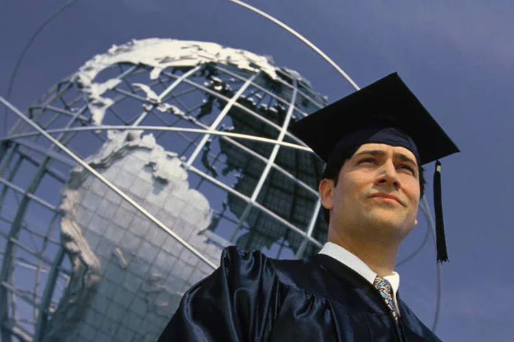 Formando em frente ao globo: EUA têm o maior número de universidades na lista (Thinkstock/Comstock)