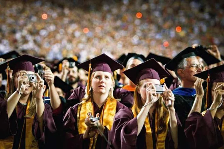 Formandos da Universidade Estadual do Arizona, uma das maiores do país: o custo de um curso universitário cresce muito acima da inflação e se torna proibitivo para parcelas da sociedade que mais precisam de educação (Brooks Kraft/Corbis/Latinstock)