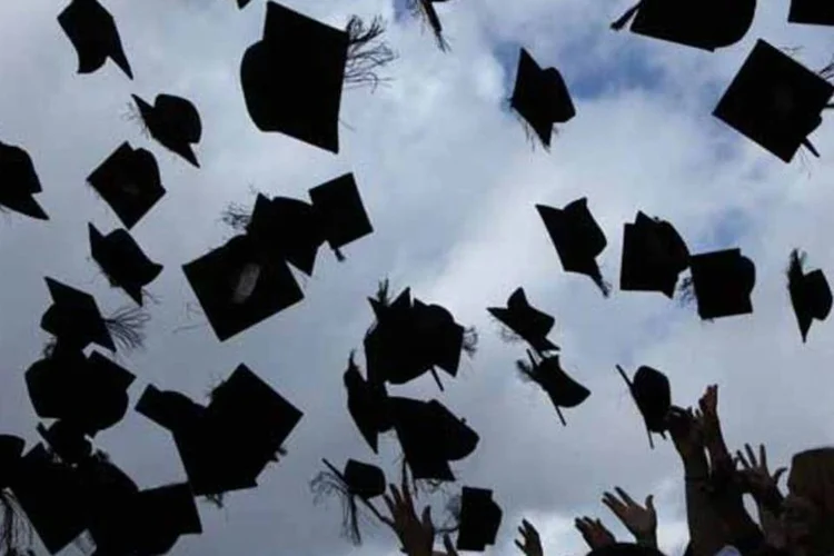 
	 De acordo com o Censo de Educa&ccedil;&atilde;o Superior de 2013, ao todo 994,8 mil pessoas conclu&iacute;ram o ensino superior no ano passado
 (Christopher Furlong/Getty Images)