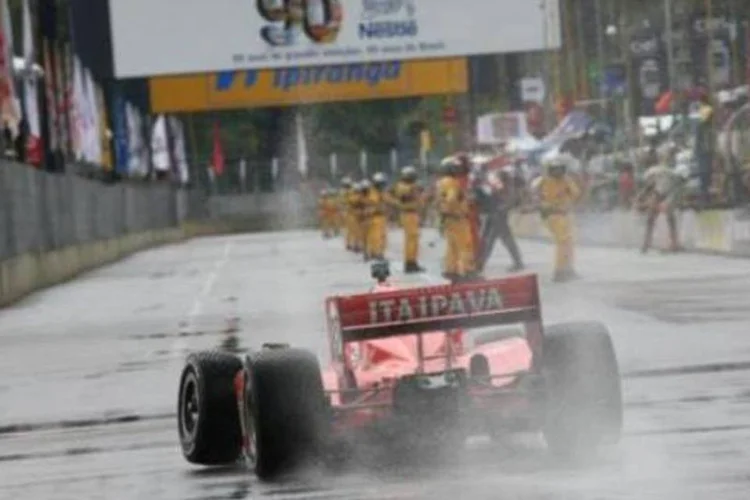 Tony Kanaan derrapa na pista, na etapa brasileira da Fórmula Indy 2011 (Chris Jones/Divulgação)