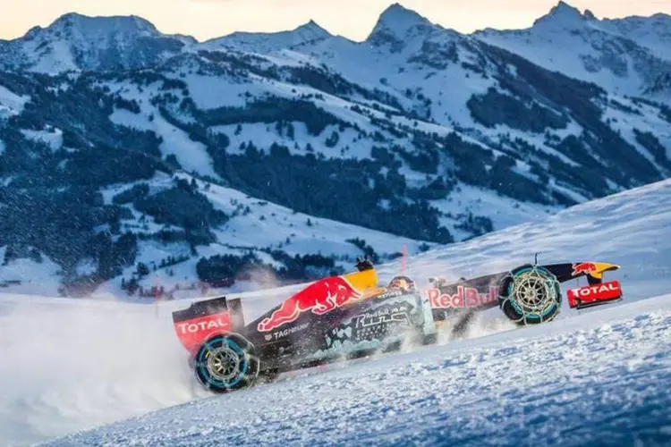 Max Verstappen em um Fórmula 1 na neve: o carro foi preparado com pneus especiais, correntes e modificações no acelerador  (Divulgação)