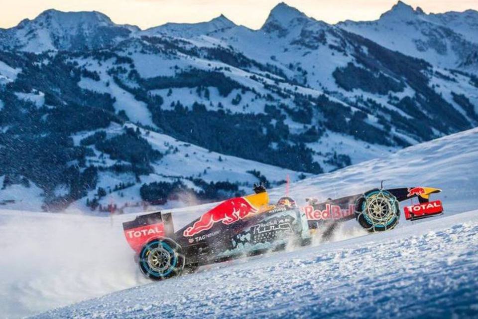 Piloto acelera um Fórmula 1 na neve dos Alpes