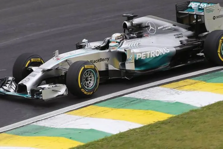 
	Lewis Hamilton foi um dos que quebrou o recorde de Interlagos neste s&aacute;bado
 (Nacho Doce/REUTERS)