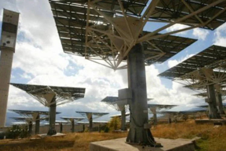 Forno solar de Odeillo, nos Pirineus: países no norte de África, Austrália, Índia, África do Sul, Espanha e Portugal poderão abrigar centrais termodinâmicas (Raymond Roig/AFP)