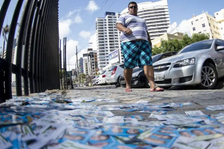 
	Propaganda eleitoral suja as ruas: um homem foi detido em Manaus com R$ 1,7 mil e santinhos.
 (Marcelo Camargo/Agência Brasil)