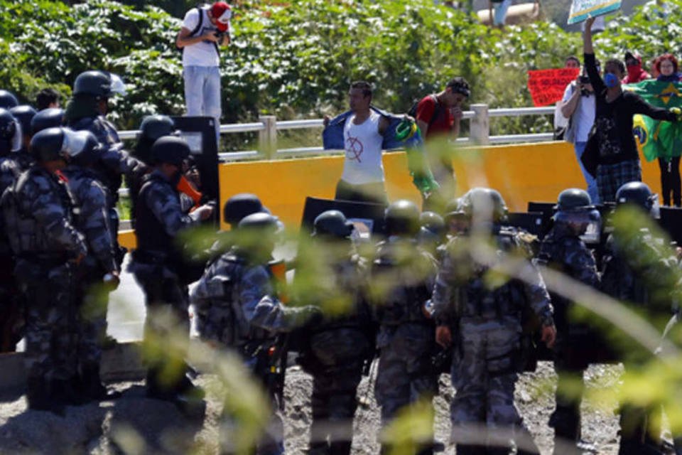 Polícia reprime protesto antes de jogo da seleção brasileira