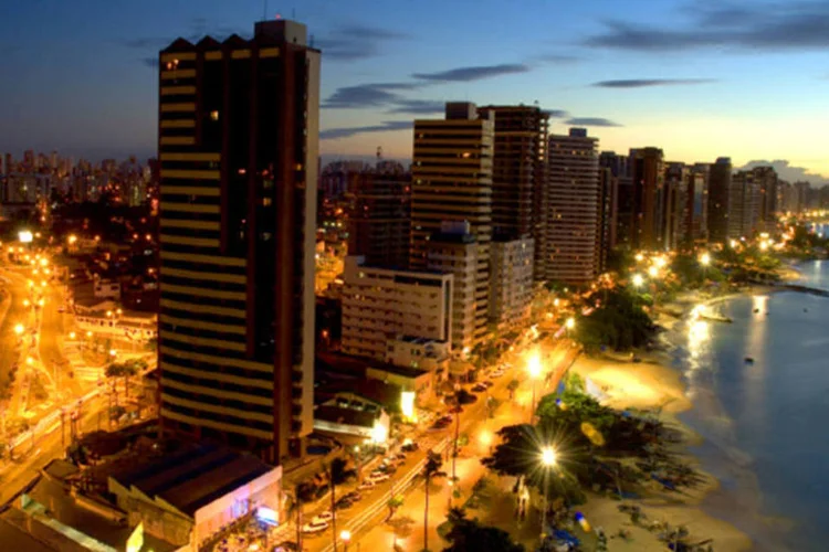 Fortaleza: a passeata seguiu da Praça da Bandeira até uma das agências da Previdência Social, que fica no Centro (Divulgação)