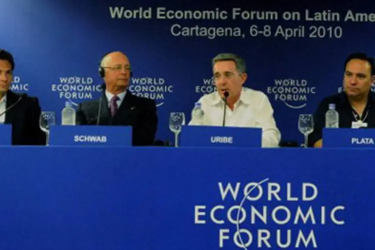 O presidente colombiano, Álvaro Uribe, fala sobre o Fórum Econômico Mundial da América Latina durante entrevista coletiva