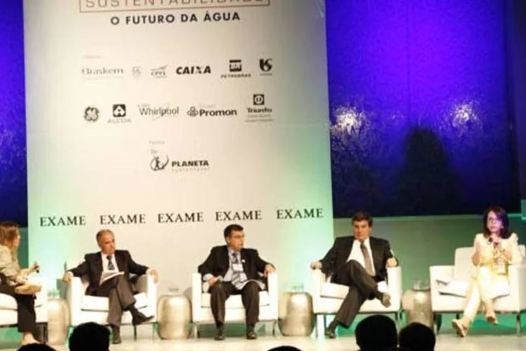 
	Da esq. pra direita: Fabiane St&eacute;fano, editora da revista EXAME; Vicente Andre, da ANA; Edison Carlos, do Trata Brasil; Yves Besse, do CAB Ambiental e Dilma Pena, da Sabesp
 (Marcelo Spatafora)