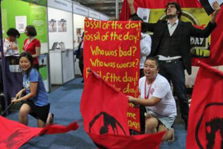O grupo Climate Action Network, durante premiação do "Fossil of the Day", na COP17. (Divulgação)