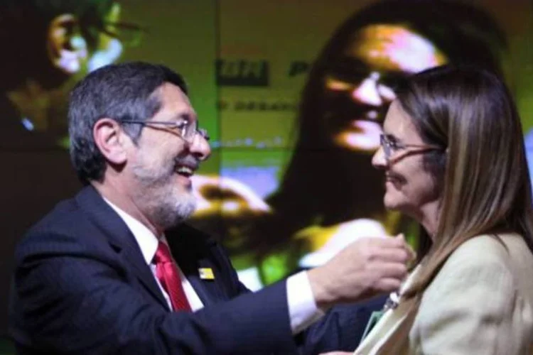Sérgio Gabrielli e Graça Foster, atual presidente da Petrobras: em 2011, apesar de ter produzido um recorde no país, a estatal fechou o ano com produção 3,7% abaixo da meta (Agência Petrobras/Divulgação)