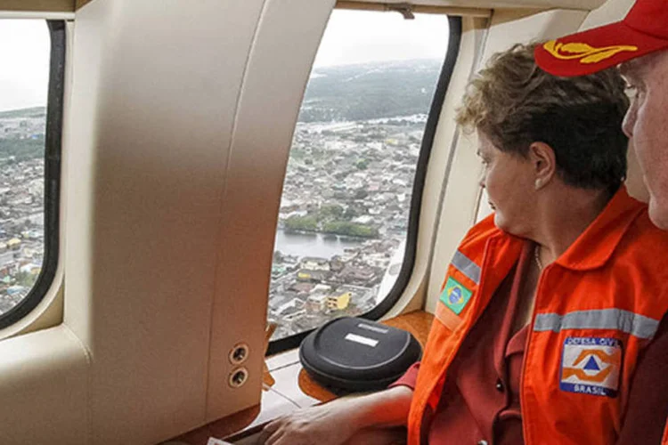 
	Dilma sobrevoa &aacute;reas inundadas no Esp&iacute;rito Santo: no voo, a presidente estava acompanhada de autoridades
 (Roberto Stuckert Filho/PR)