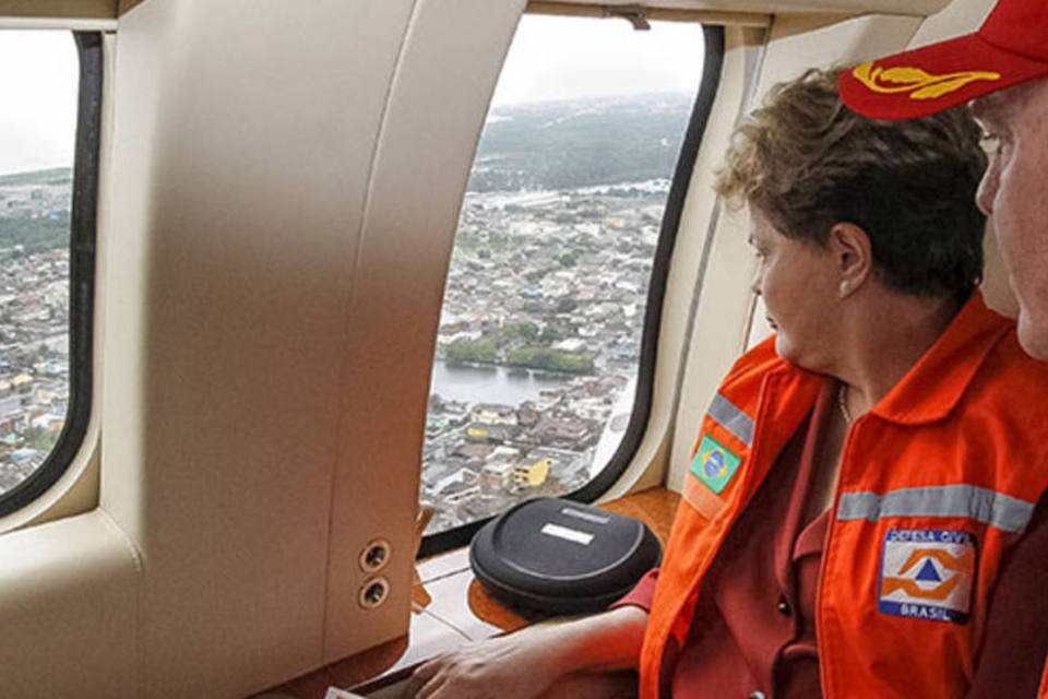 Dilma sobrevoa áreas inundadas no Espírito Santo