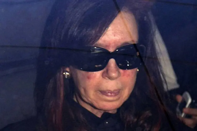 
	Cristina Kirchner, presidente argentina, na chegada ao hospital: ap&oacute;s a opera&ccedil;&atilde;o, a presidente dever&aacute; permanecer pelo menos 48 horas em terapia intensiva
 (Pablo Molina-DyN/Reuters)