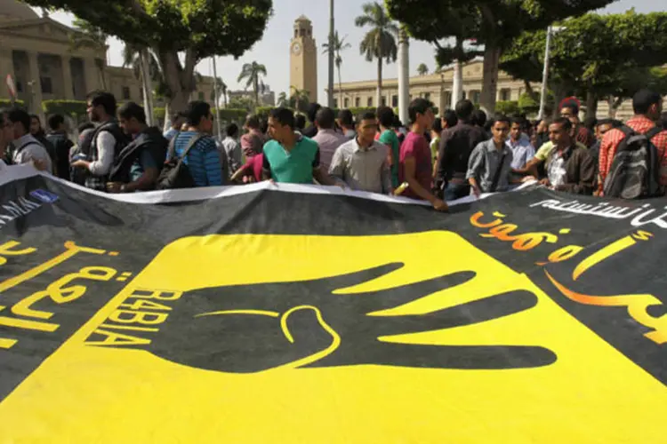 Irmandade Muçulmana durante protesto no Egito: medida se baseia na decisão emitida pela justiça em setembro de proibir as atividades da Irmandade, segundo ministro (Mohamed Abd El Ghany/Reuters)