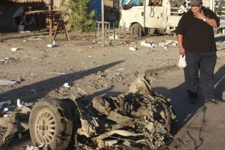 
	Homem observa local de atentado: Iraque vive aumento da viol&ecirc;ncia sect&aacute;ria e dos atentados terroristas que t&ecirc;m como principais alvos as for&ccedil;as de seguran&ccedil;a e xiitas
 (Ahmed Malik/Reuters)