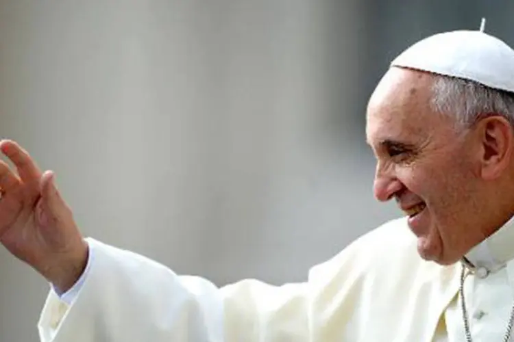 
	O papa Francisco sa&uacute;da fi&eacute;is: pont&iacute;fice argentino rezou para levar a paz &agrave;s &aacute;reas em conflito, pois&nbsp;&quot;a ora&ccedil;&atilde;o desarma a ignor&acirc;ncia e gera o di&aacute;logo&quot;
 (Filippo Monteforte/AFP)