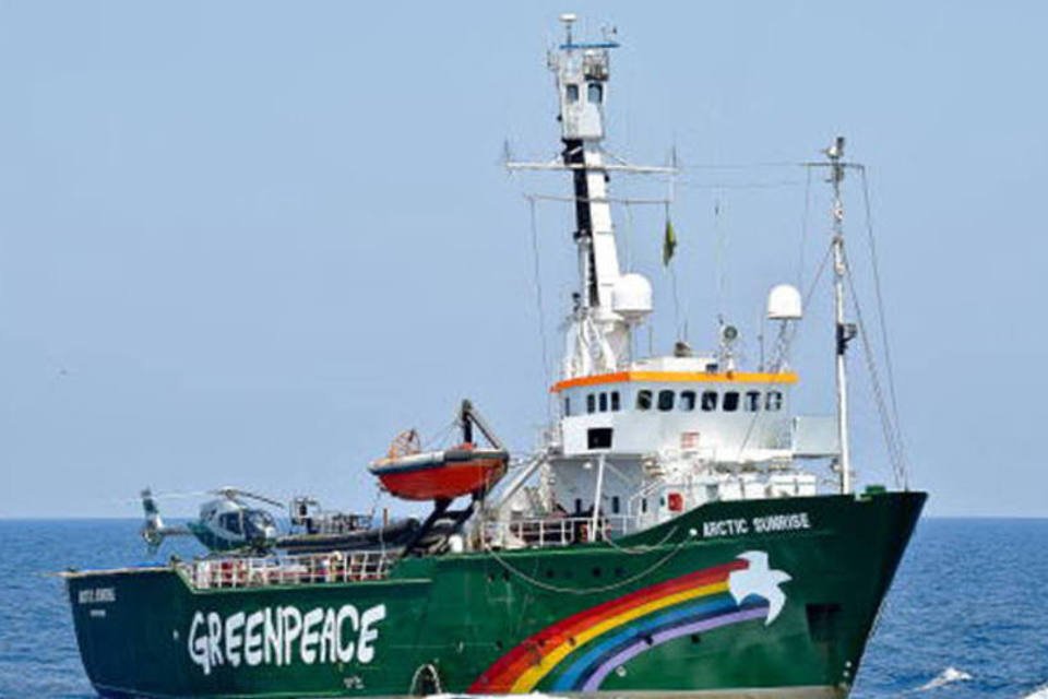 Russos dizem que encontraram drogas em barco do Greenpeace