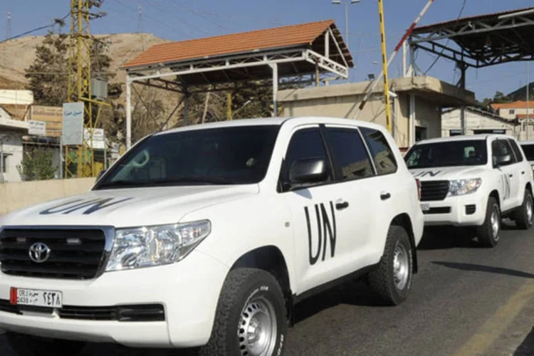 
	Carros da ONU saem do L&iacute;bano rumo &agrave; S&iacute;ria:&nbsp;grupo de analistas da ONU e da Opaq visitou 14 lugares onde se armazenam ou produzem as armas qu&iacute;micas
 (Stringer/Reuters)
