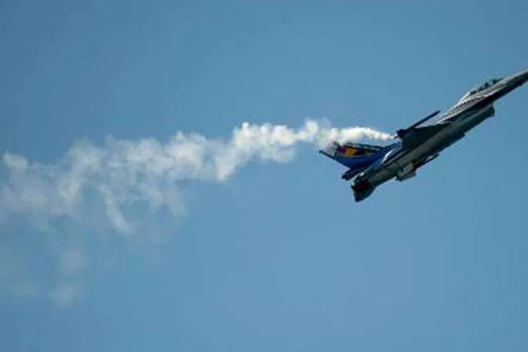 Um caça F-16 durante apresentação: estouro de pneus obrigou fechamento temporário do aeroporto de Antofagasta, no norte de Santiago (Jorge Guerrero/AFP)
