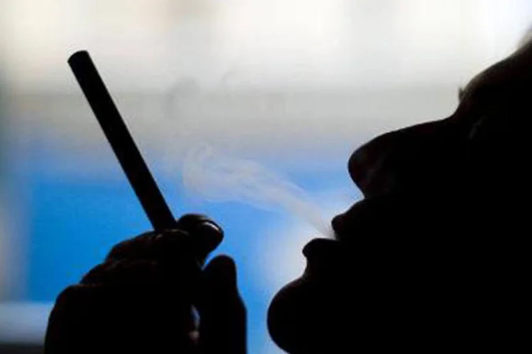 Fumo: parlamento rejeitou, entretanto, que os cigarros eletrônicos sejam vendidos exclusivamente em farmácias (Jim Watson/AFP)
