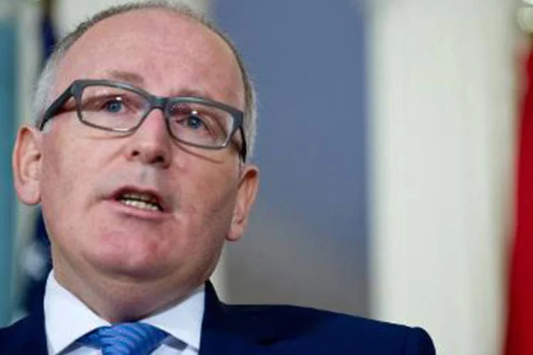 
	Frans Timmermans afirmou que a Comiss&atilde;o Europeia recebeu com &quot;satisfa&ccedil;&atilde;o&quot; a carta do governo grego ontem
 (Nicholas Kamm/AFP)