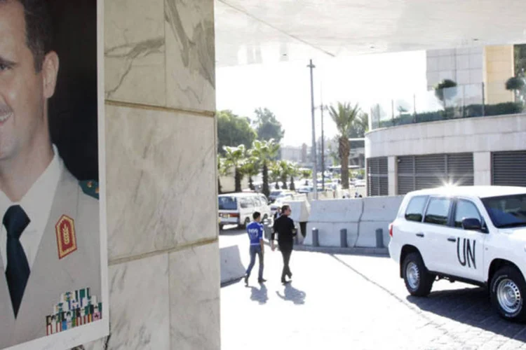 
	Foto de Bashar al-Assad, com carro da ONU ao fundo:&nbsp;&quot;at&eacute; a data, o governo da S&iacute;ria cooperou plenamente&quot;, disse respons&aacute;vel pela miss&atilde;o
 (Khaled al-Hariri/Reuters)