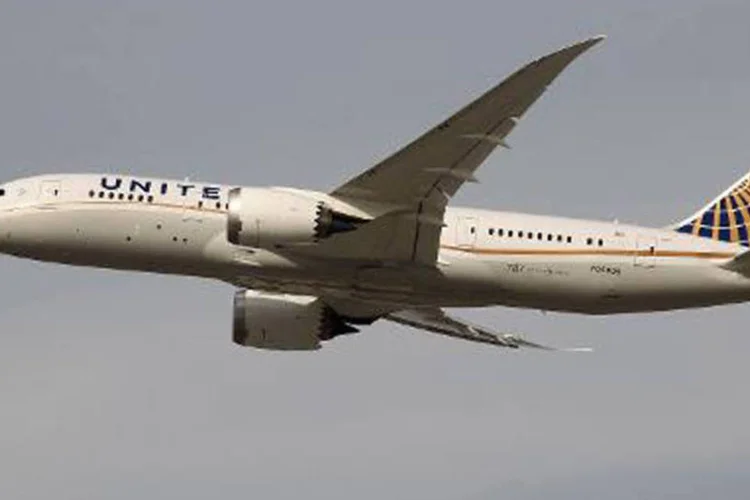 
	Boeing 787 operado pela United Airlines: A medida foi suspensa &agrave;s 13h33 GMT, 39 minutos mais tarde, indicou outro comunicado da FAA que n&atilde;o forneceu mais detalhes
 (David Mcnew/AFP)