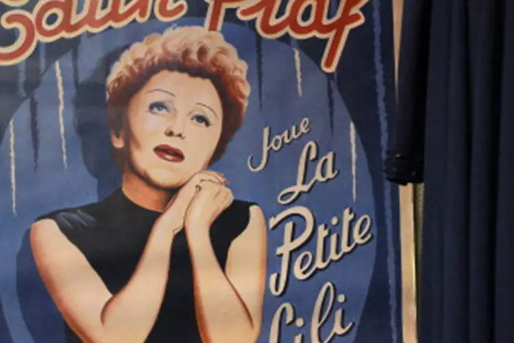 Pôster de Edith Piaf: apesar sua figura pequena - não chegava a um metro e meio de altura - , a força em cima do palco a tornou em um ícone da música francesa (Getty Images)