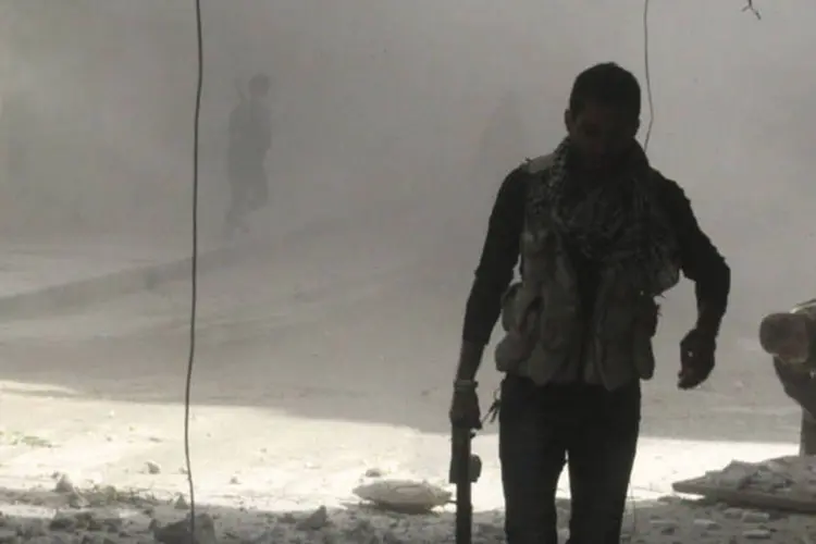 Soldado do Exército Livre Sírio em local bombardeado: Comissão geral da Revolução Síria não descartou que o número de mortos aumente (Ammar Abdullah/Reuters)