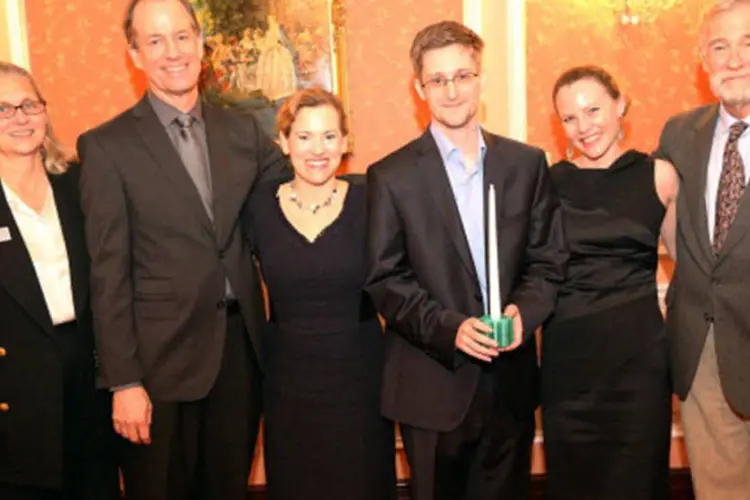 
	Edward Snowden (3&ordm; &agrave; direita) ao lado de outros quatro supostos ex-informantes e da colaboradora do WikiLeaks Sara Harrison (3&ordf; &agrave; esquerda): encontro ocorreu em Moscou
 (Getty Images)