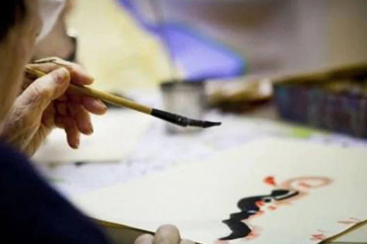 Sessão de arte terapia em casa que cuida de portadores de demência e mal de Alzheimer: resultados podem representar nova estratégia contra doenças neurodegenerativas (AFP)