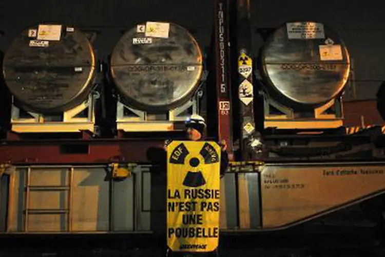 
	Ativistas do Greenpeace fazem ato contra a ida de lixo nuclear para R&uacute;ssia: nos &uacute;ltimos 15 anos, reservas de ur&acirc;nio russo foram respons&aacute;veis por 10% da eletricidade dos EUA
 (Bertrand Langlois/AFP)