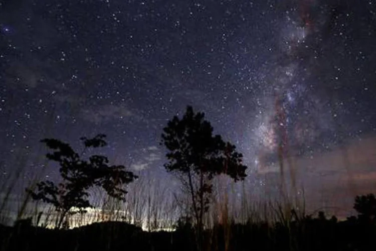 
	Foto mostra a Via L&aacute;ctea: minutos ap&oacute;s o Big Bang, apenas os elementos qu&iacute;micos hidrog&ecirc;nio e h&eacute;lio foram produzidos
 (Ye Aung Thu/AFP)