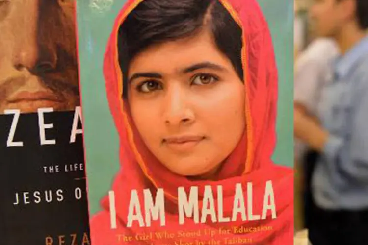 Exemplar da autobiografia da ativista paquistanesa Malala Yousafzai: livro detalha terror que a menina sentiu quando dois homens subiram em um ônibus e um deles disparou contra ela (Aamir Qureshi/AFP)
