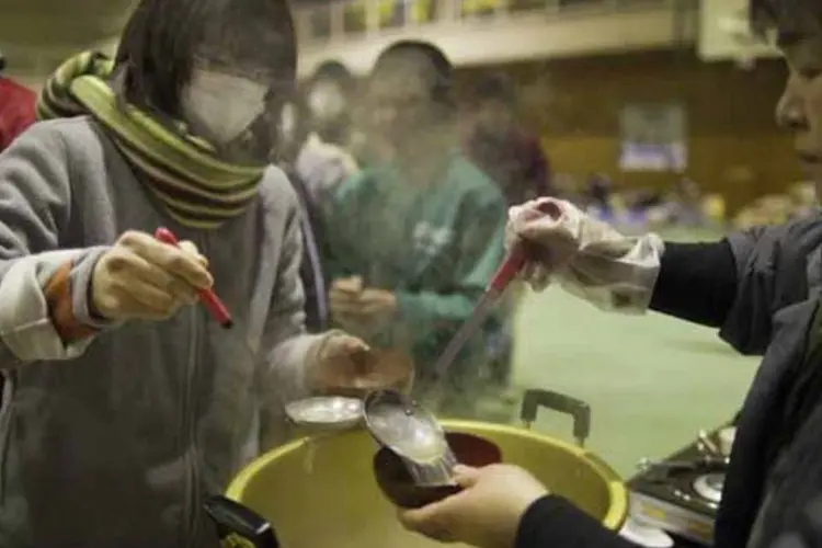 Hora do almoço, no abrigo: risco de contaminação nos alimentos amedronta os japoneses. (Getty Images)
