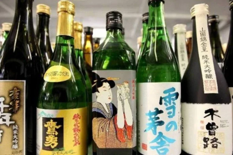 
	As novidades da vez s&atilde;o os r&oacute;tulos Hakutsuru Karakuti, Hakutsuru Junmai Ginjo e Hakutsuru Junmai Nigori Sayuri, indicadas pelo sommelier de saqu&ecirc;s Kikisake-shi
 (Dan Kitwood/Getty Images)