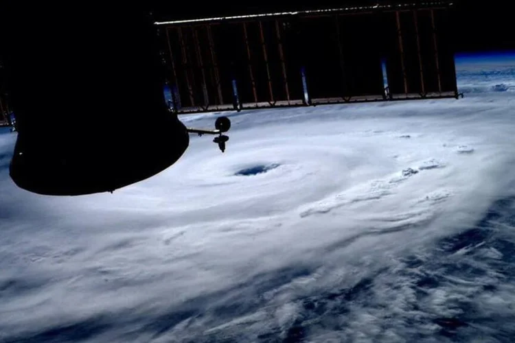 Olho do Furacão Arthur é visto sobre o Oceano Atlântico em uma foto de divulgação da NASA (Alexander Gerst/NASA/Divulgação via Reuters)