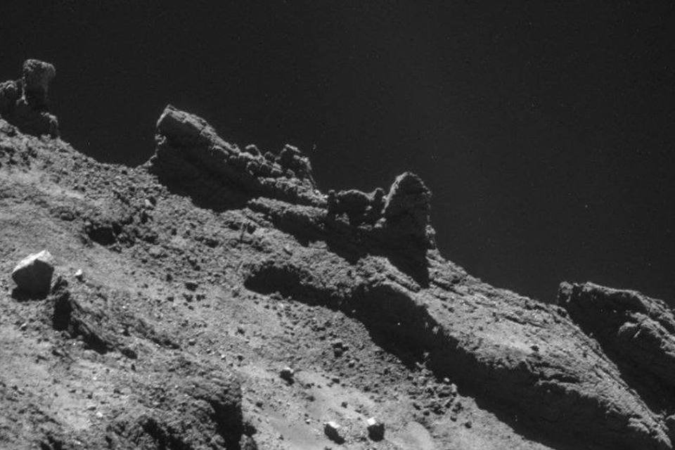 Rosetta detecta amplas regiões de gelo sobre cometa 67P