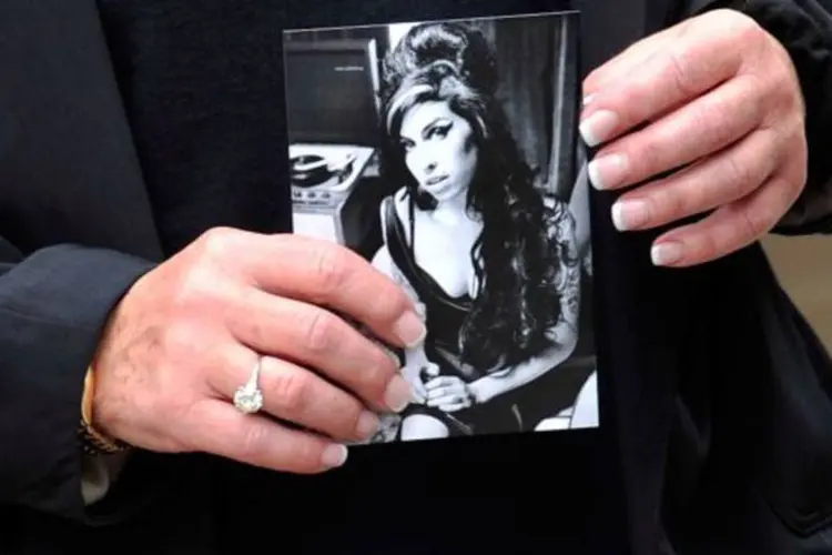 Foto de Amy Winehouse é carregada no enterro: Uma das melhores cantoras britânicas deste século, ela foi encontrada morta no sábado aos 27 anos
 (Gareth Cattermole/Getty Images)