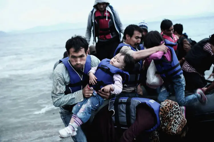 
	Refugiados: a UE tamb&eacute;m deu seu aval para que cinco pa&iacute;ses prolonguem os controles nas fronteiras internas do espa&ccedil;o de livre circula&ccedil;&atilde;o Schengen por seis meses
 (Sony World Photography Awards 2016/Angelos Tzortzinis)