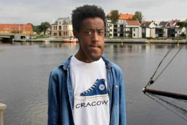
	Embret Henock Haldammen, estudante noruegu&ecirc;s com m&aacute;-forma&ccedil;&atilde;o linf&aacute;tica, recebeu um aviso informando que &quot;a imagem de perfil violava as pol&iacute;ticas do Facebook&rdquo;
 (Reprodução/Facebook)